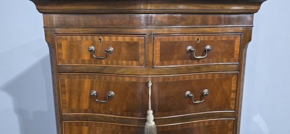 Very Good Mahogany Chest on Chest  of Drawers of Small Proportions View VII