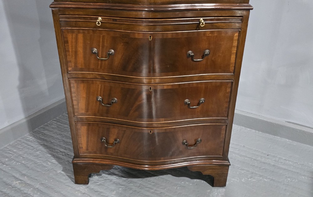 Very Good Mahogany Chest on Chest  of Drawers of Small Proportions View VIII