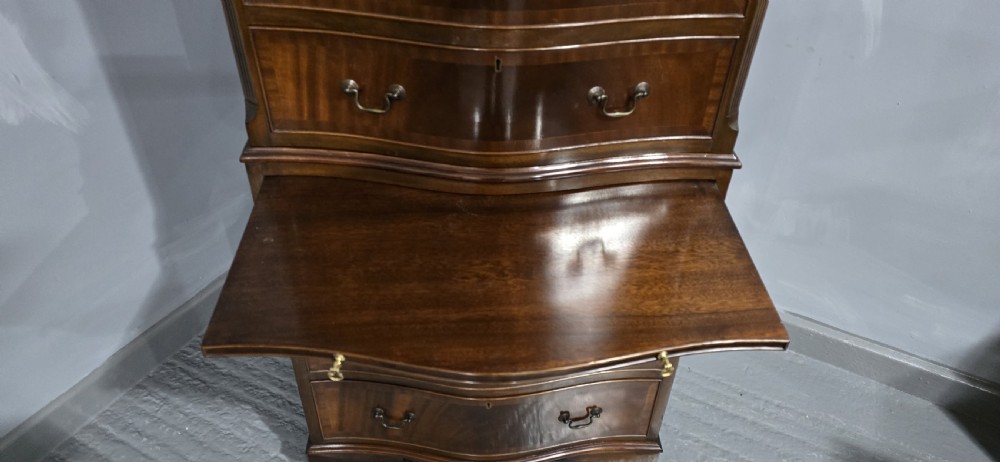 Very Good Mahogany Chest on Chest  of Drawers of Small Proportions View X