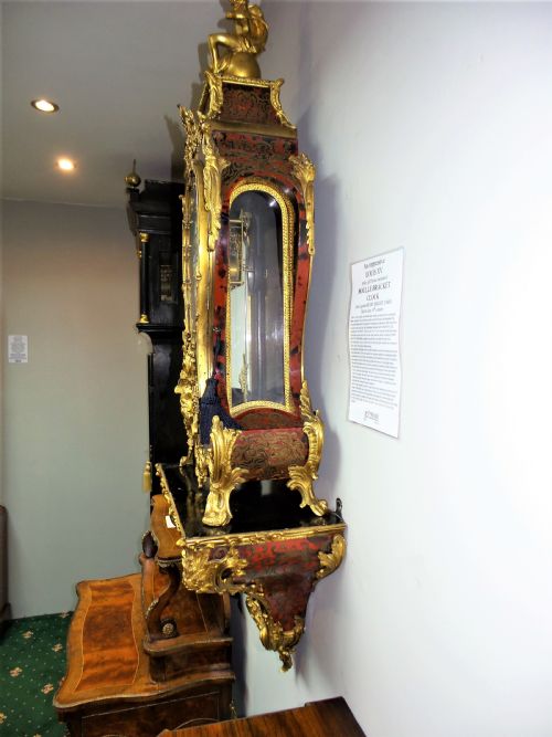 AN IMPRESSIVE LOUIS XV STYLE BOULLE BRACKET CLOCK ON BRACKET - ADDITIONAL PHOTO 1