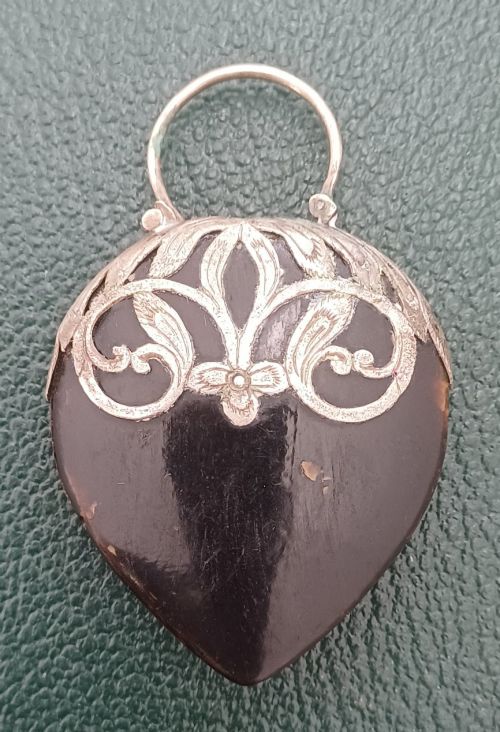 A VICTORIAN HEART SHAPED TORTOISESHELL AND SILVER MOUNTED PENDANT - ADDITIONAL PHOTO 2