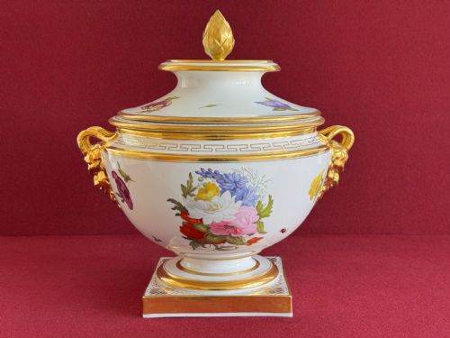 fig 2. A rare Barr, Flight and Barr Worcester Porcelain Ice Pail decorated by William Billingsley