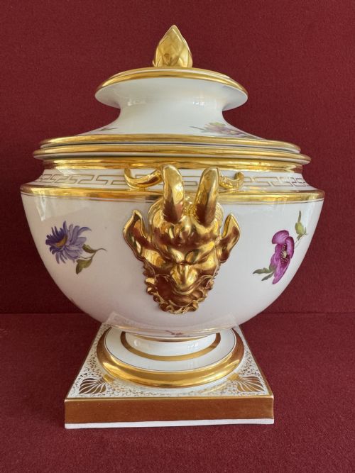 fig 3. A rare Barr, Flight and Barr Worcester Porcelain Ice Pail decorated by William Billingsley