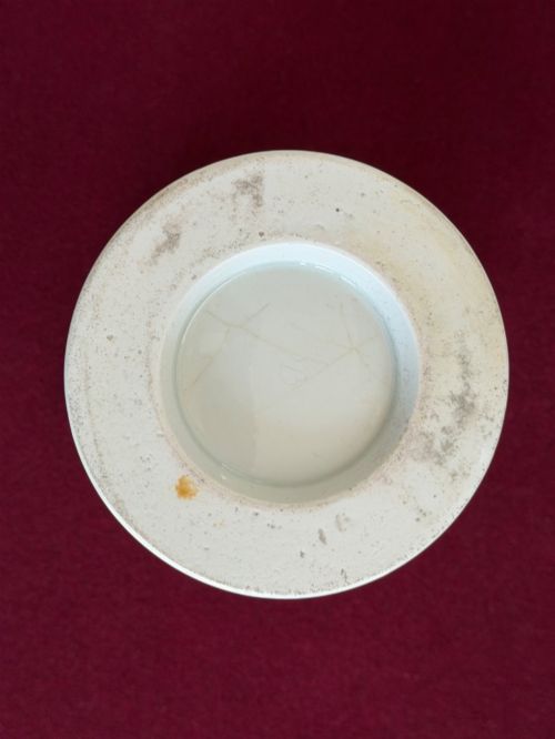 fig 1. A Regency Flight & Barr Worcester porcelain jardiniere featuring an orange ground, gilt seaweed patterning, and a classical female figure painted in grisaille inside a oval frame.