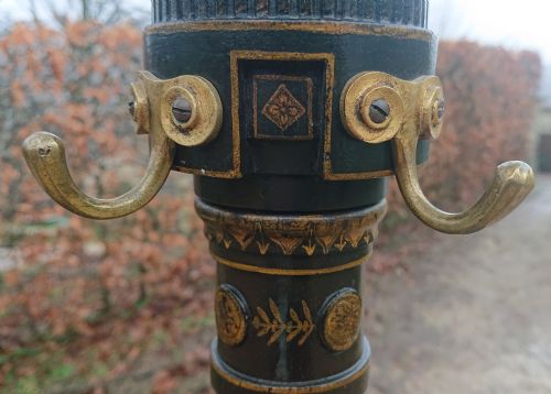 VERY WELL PRESERVED GOOD SCALE AND FINE QUALITY HATSTAND IN THE ITALIANATE STYLE - ADDITIONAL PHOTO 6