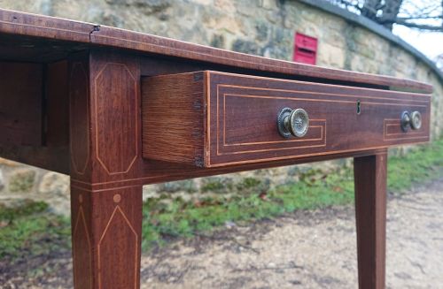 FINE QUALITY 18TH CENTURY PEMBROKE TABLE - ADDITIONAL PHOTO 9