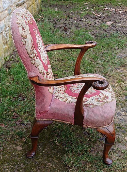 VERY DECORATIVE COUNTRY HOUSE LIBRARY CHAIR IN THE QUEEN ANNE FASHION - ADDITIONAL PHOTO 3