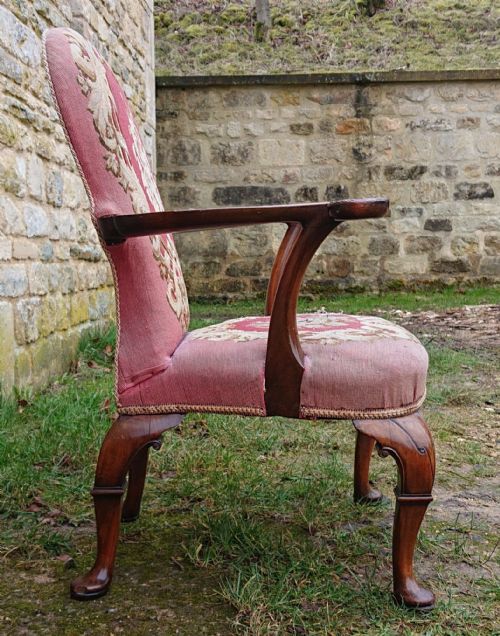 VERY DECORATIVE COUNTRY HOUSE LIBRARY CHAIR IN THE QUEEN ANNE FASHION - ADDITIONAL PHOTO 4