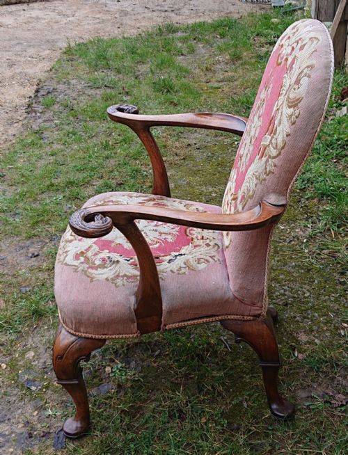 VERY DECORATIVE COUNTRY HOUSE LIBRARY CHAIR IN THE QUEEN ANNE FASHION - ADDITIONAL PHOTO 5