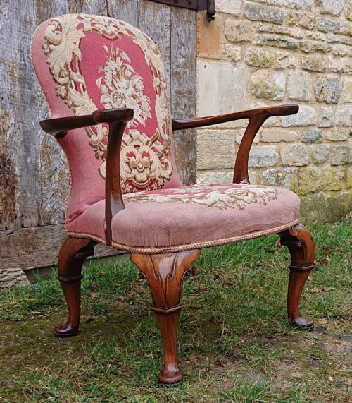 VERY DECORATIVE COUNTRY HOUSE LIBRARY CHAIR IN THE QUEEN ANNE FASHION - ADDITIONAL PHOTO 6