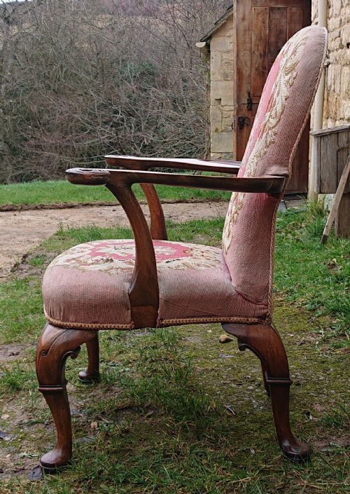 VERY DECORATIVE COUNTRY HOUSE LIBRARY CHAIR IN THE QUEEN ANNE FASHION - ADDITIONAL PHOTO 7