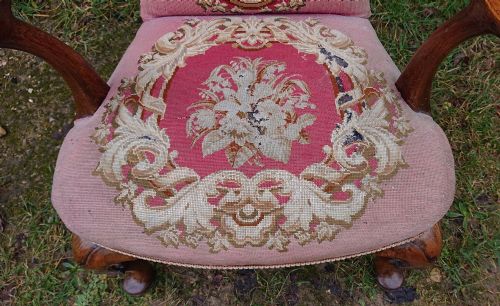 VERY DECORATIVE COUNTRY HOUSE LIBRARY CHAIR IN THE QUEEN ANNE FASHION - ADDITIONAL PHOTO 9