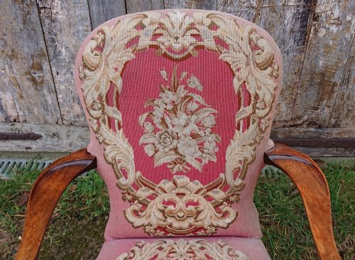 VERY DECORATIVE COUNTRY HOUSE LIBRARY CHAIR IN THE QUEEN ANNE FASHION - ADDITIONAL PHOTO 10