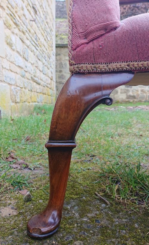 VERY DECORATIVE COUNTRY HOUSE LIBRARY CHAIR IN THE QUEEN ANNE FASHION - ADDITIONAL PHOTO 13