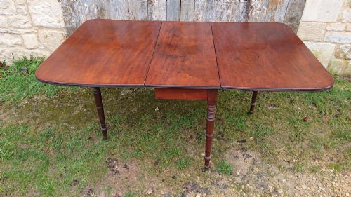 EARLY 19TH CENTURY MAHOGANY FOLDING DINING TABLE