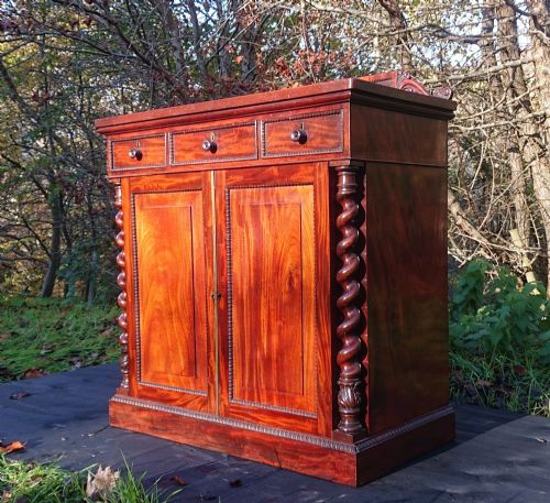 EXCEPTIONAL QUALITY EARLY NINETEENTH CENTURY MAHOGANY ANTIQUE CHIFFONIER - ADDITIONAL PHOTO 2