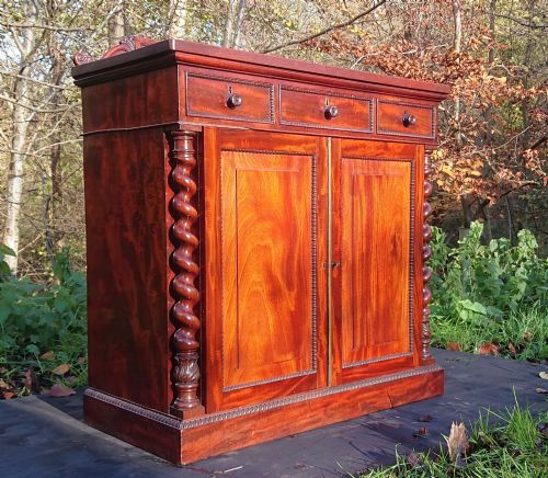 EXCEPTIONAL QUALITY EARLY NINETEENTH CENTURY MAHOGANY ANTIQUE CHIFFONIER - ADDITIONAL PHOTO 3