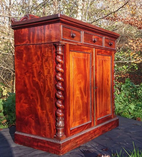 EXCEPTIONAL QUALITY EARLY NINETEENTH CENTURY MAHOGANY ANTIQUE CHIFFONIER - ADDITIONAL PHOTO 4