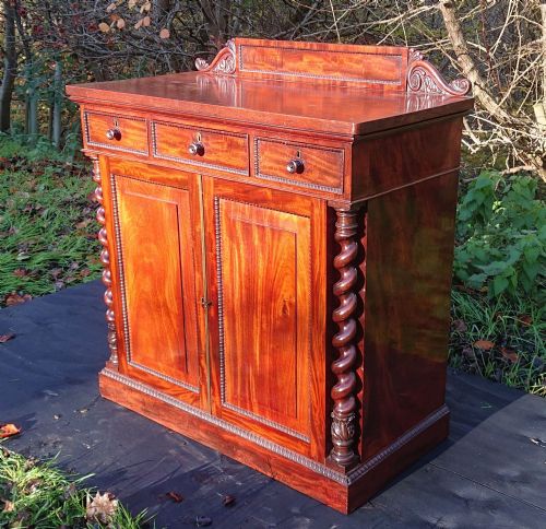 EXCEPTIONAL QUALITY EARLY NINETEENTH CENTURY MAHOGANY ANTIQUE CHIFFONIER - ADDITIONAL PHOTO 5
