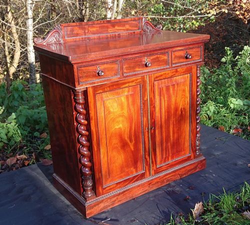 EXCEPTIONAL QUALITY EARLY NINETEENTH CENTURY MAHOGANY ANTIQUE CHIFFONIER - ADDITIONAL PHOTO 6