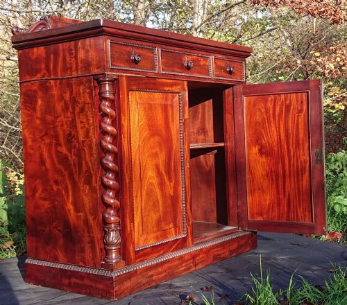 EXCEPTIONAL QUALITY EARLY NINETEENTH CENTURY MAHOGANY ANTIQUE CHIFFONIER - ADDITIONAL PHOTO 7