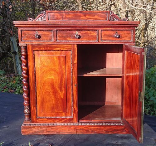 EXCEPTIONAL QUALITY EARLY NINETEENTH CENTURY MAHOGANY ANTIQUE CHIFFONIER - ADDITIONAL PHOTO 8