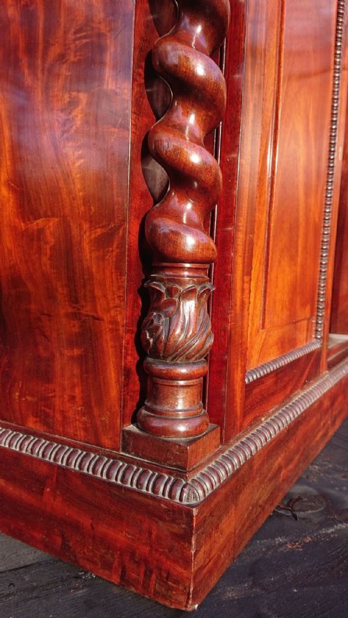 EXCEPTIONAL QUALITY EARLY NINETEENTH CENTURY MAHOGANY ANTIQUE CHIFFONIER - ADDITIONAL PHOTO 9