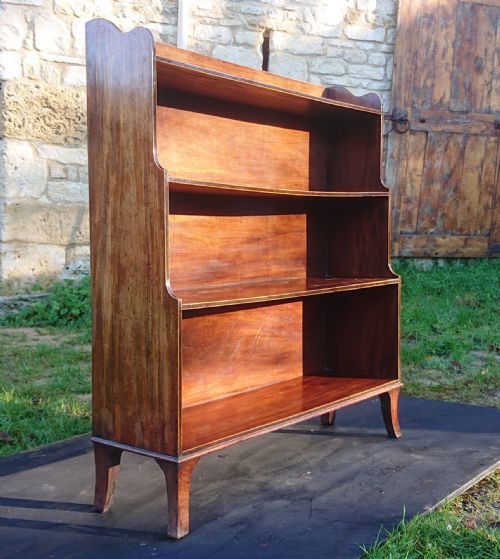 EARLY 19TH CENTURY REGENCY WATERFALL BOOKCASE MADE OF SOLID MAHOGANY WITH CONTRAST CROSS BANDING AND BOXWOOD STRINGING - ADDITIONAL PHOTO 1
