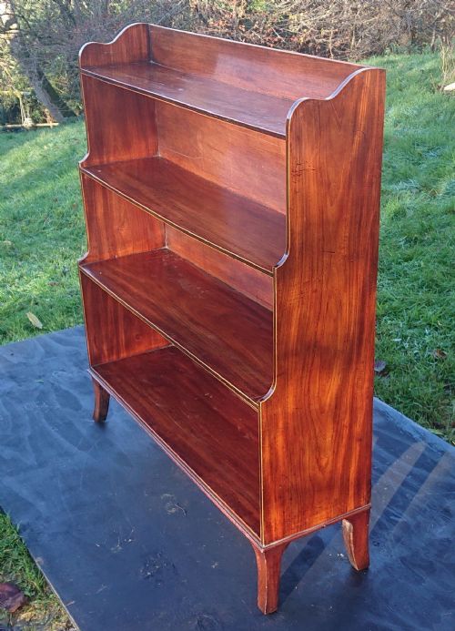 EARLY 19TH CENTURY REGENCY WATERFALL BOOKCASE MADE OF SOLID MAHOGANY WITH CONTRAST CROSS BANDING AND BOXWOOD STRINGING - ADDITIONAL PHOTO 2