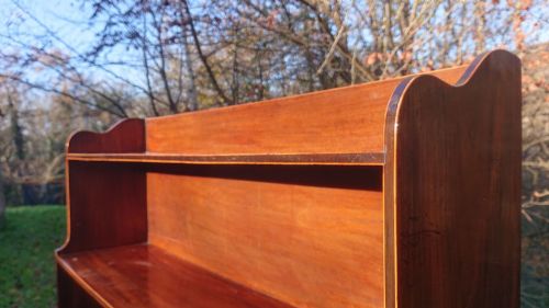 EARLY 19TH CENTURY REGENCY WATERFALL BOOKCASE MADE OF SOLID MAHOGANY WITH CONTRAST CROSS BANDING AND BOXWOOD STRINGING - ADDITIONAL PHOTO 3