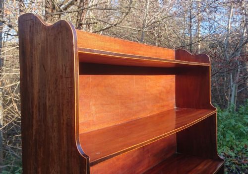 EARLY 19TH CENTURY REGENCY WATERFALL BOOKCASE MADE OF SOLID MAHOGANY WITH CONTRAST CROSS BANDING AND BOXWOOD STRINGING - ADDITIONAL PHOTO 4