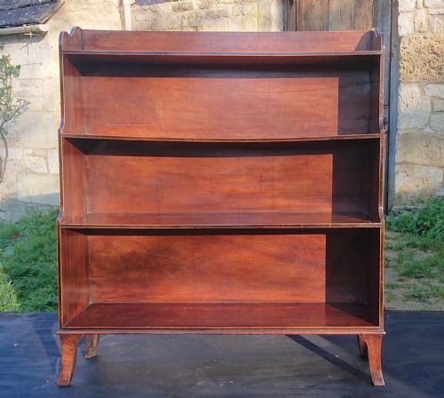 EARLY 19TH CENTURY REGENCY WATERFALL BOOKCASE MADE OF SOLID MAHOGANY WITH CONTRAST CROSS BANDING AND BOXWOOD STRINGING - ADDITIONAL PHOTO 6