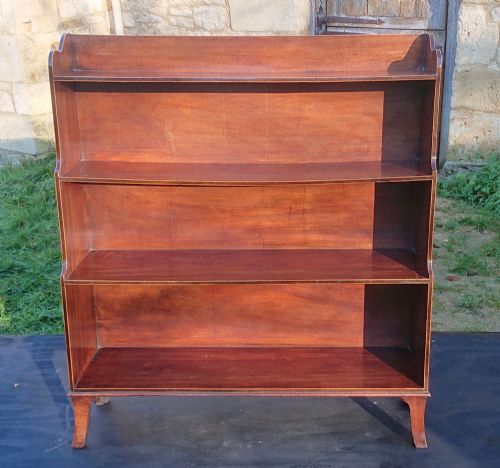 EARLY 19TH CENTURY REGENCY WATERFALL BOOKCASE MADE OF SOLID MAHOGANY WITH CONTRAST CROSS BANDING AND BOXWOOD STRINGING - ADDITIONAL PHOTO 7