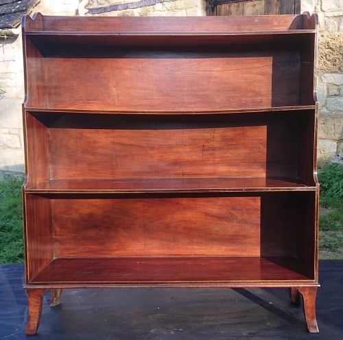 EARLY 19TH CENTURY REGENCY WATERFALL BOOKCASE MADE OF SOLID MAHOGANY WITH CONTRAST CROSS BANDING AND BOXWOOD STRINGING - ADDITIONAL PHOTO 8