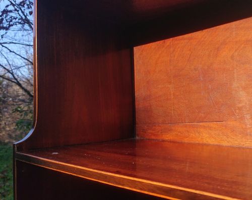 EARLY 19TH CENTURY REGENCY WATERFALL BOOKCASE MADE OF SOLID MAHOGANY WITH CONTRAST CROSS BANDING AND BOXWOOD STRINGING - ADDITIONAL PHOTO 11