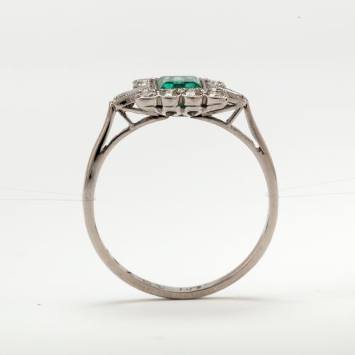 ART DECO EMERALD AND DIAMOND CLUSTER ENGAGEMENT RING CIRCA 1930S - ADDITIONAL PHOTO 2