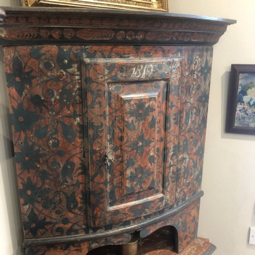 SWEDISH PAINTED CORNER CUPBOARD DATED 1819 - ADDITIONAL PHOTO 4
