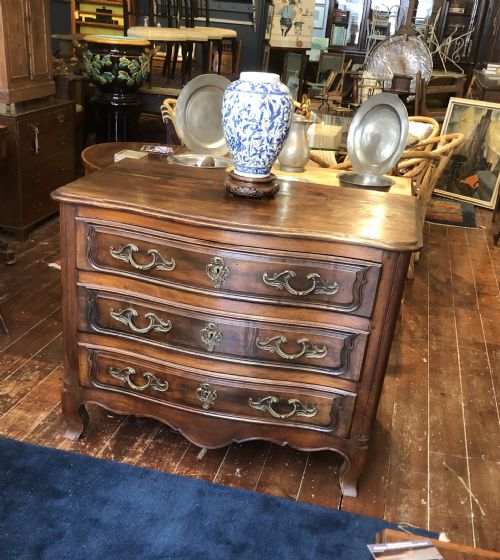 FRENCH SERPENTINE FRONTED WALNUT COMMODE 18TH CENTURY - ADDITIONAL PHOTO 2