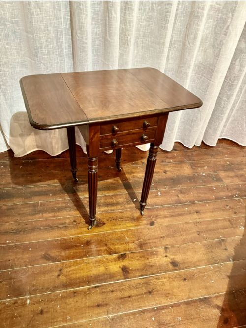 FLUTED MAHOGANY PEMBROKE TABLE WITH 2 DRAWS - ADDITIONAL PHOTO 1