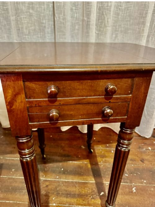 FLUTED MAHOGANY PEMBROKE TABLE WITH 2 DRAWS - ADDITIONAL PHOTO 4