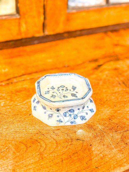 ENGLISH DELFTWARE BLUE WHITE SALT CELLAR C1750 18TH CENTURY HAND PAINTED OCTAGONAL DISH - ADDITIONAL PHOTO 1