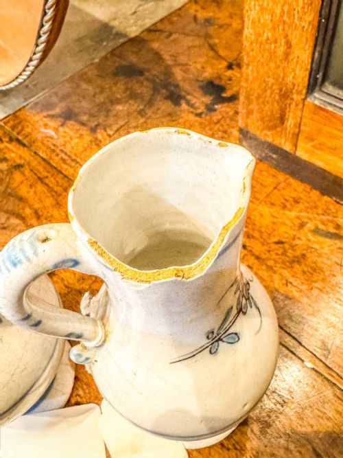 SMALL PAIR OF 18TH19TH CENTURY TINGLAZED DELFTWARE JUGS BLUE WHITE FLORAL DECORATION - ADDITIONAL PHOTO 2