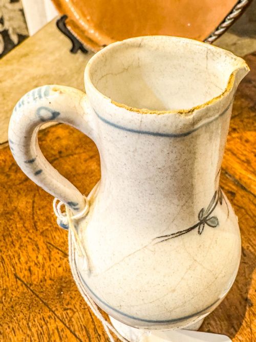 SMALL PAIR OF 18TH19TH CENTURY TINGLAZED DELFTWARE JUGS BLUE WHITE FLORAL DECORATION - ADDITIONAL PHOTO 4