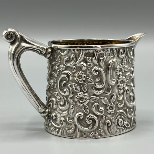 EDWARDIAN SOLID SILVER FOLIATE EMBOSSED CREAM JUG HALLMARKED BIRMINGHAM 1901 - ADDITIONAL PHOTO 1