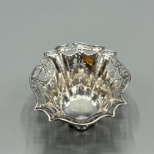 ANTIQUE PIERCED STERLING SILVER TRINKET DISH WITH RIBBON BOW SWAGS 1912 - ADDITIONAL PHOTO 16