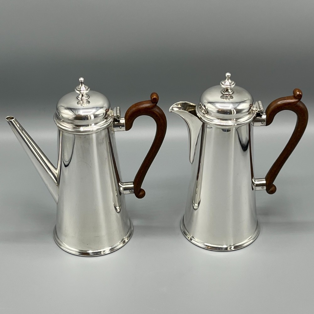 Edwardian Quality Silver Plated Coffee Pot & Hot Water Jug Set