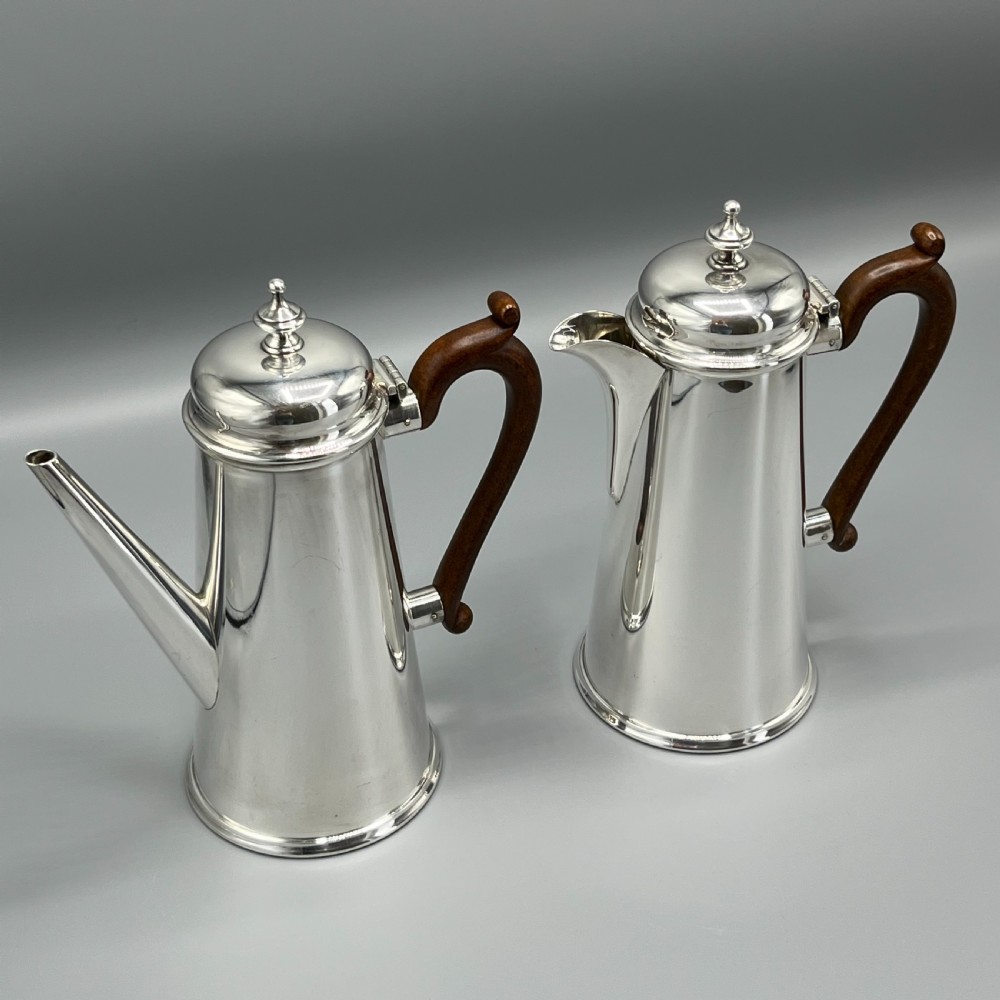 Edwardian Quality Silver Plated Coffee Pot & Hot Water Jug Set View II
