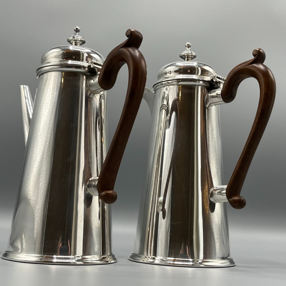 Edwardian Quality Silver Plated Coffee Pot & Hot Water Jug Set View VII