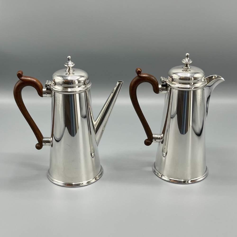 Edwardian Quality Silver Plated Coffee Pot & Hot Water Jug Set View X
