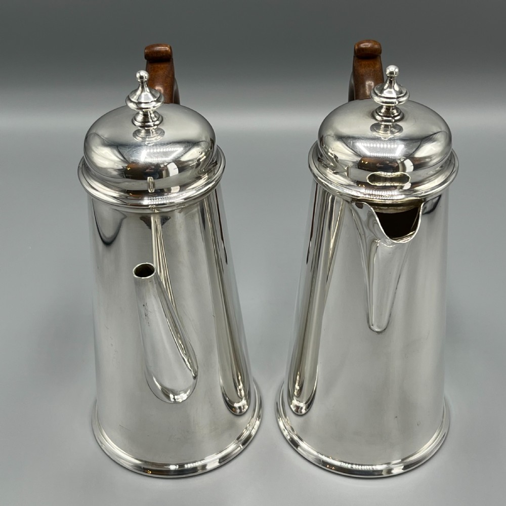 Edwardian Quality Silver Plated Coffee Pot & Hot Water Jug Set View XI